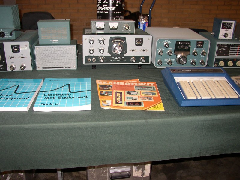 De stand met home-made spullen (heathkit)